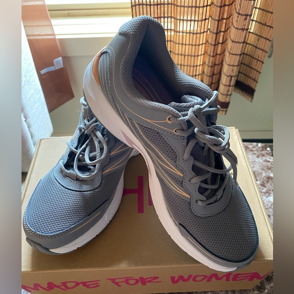 Women’s Ryka Skylark Frost Grey walking shoes size 7.5 New Never Worn